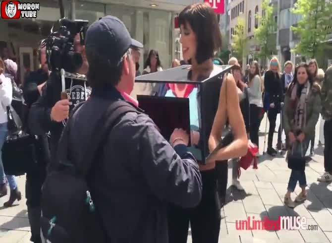 Video :She allows strangers to touch her on the street